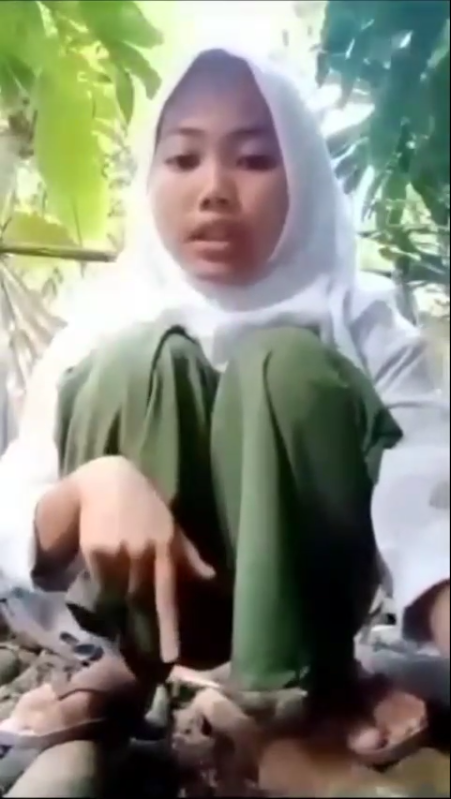 Bocil SMP udah ga tahan lagi colmek di hutan